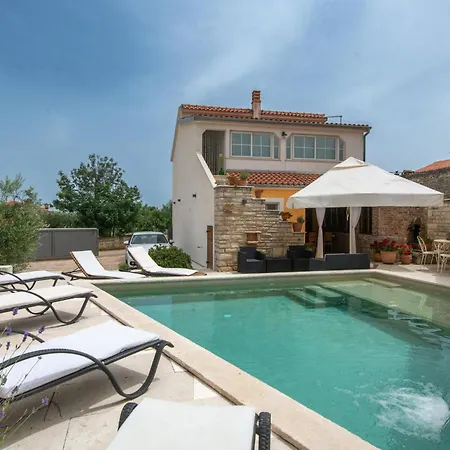 3 Bedroom In Holiday home